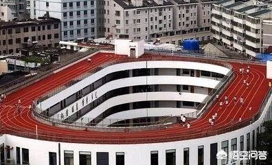 昆明一小学建“空中操场”，学生都去楼顶运动了，你怎么看？