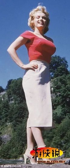 宅男性感女神的鼻祖 梦露罕见休闲照近日曝光