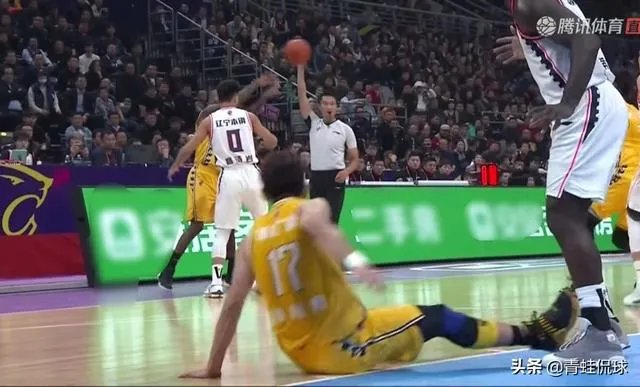 CBA第二轮，史蒂芬森一攻一防让孙铭徽领到一个技犯一个违体犯规，当时发生了什么？