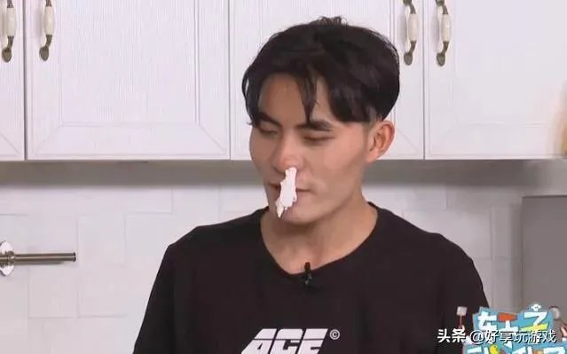 虎牙主播心态与轩子巨2兔录节目，直播中意外流鼻血，心态：这腿谁顶得住！如何评价？