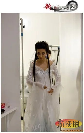 李冰冰代言造型神似小龙女 网友称完爆陈妍希