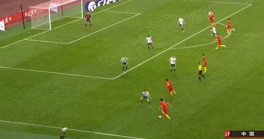 国足战威尔士，鲁能后卫郑铮力压李学鹏首发，你觉得在里皮心中谁才是中国第一左后卫？