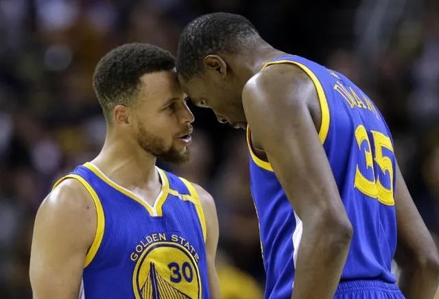 库里和杜兰特赛前深情拥抱致意，久别重逢的场面有感动到你吗？