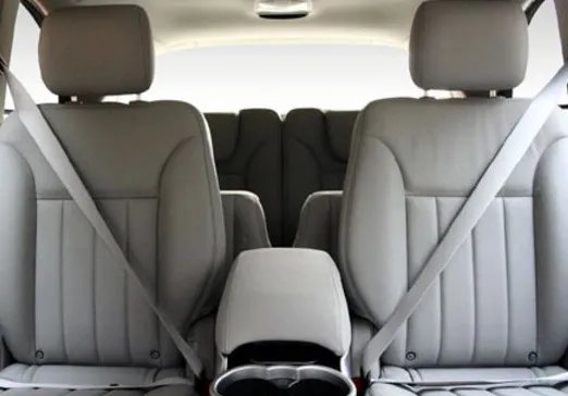 汽车翻滚四圈车上3人毫发无伤，系安全带的究竟有多重要？