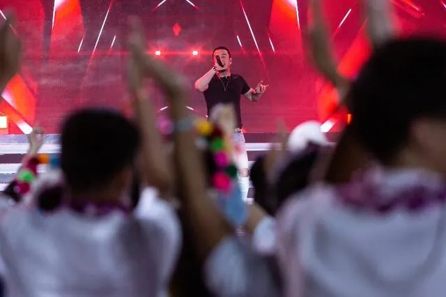 最近杨坤跟刘德华事件那么火，你们知道什么原因吗？