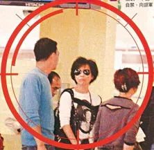 胡军刘嘉玲绯闻哪一年酒店开房真相揭秘 刘嘉玲被胡军抱起图