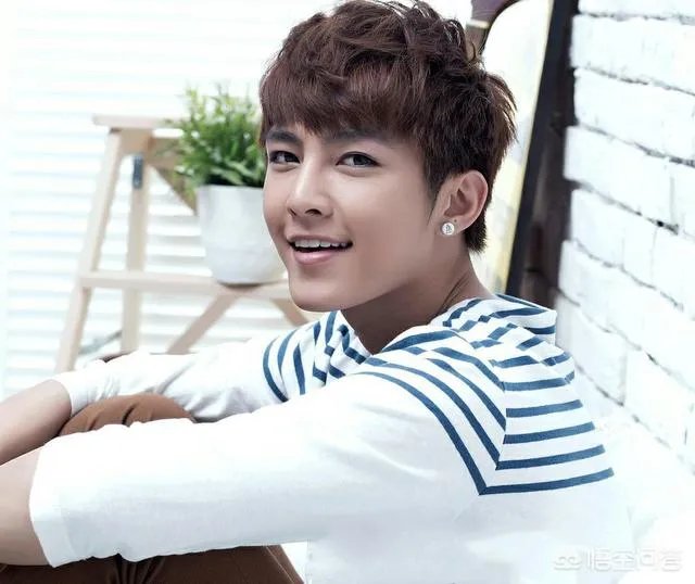 网曝炎亚纶出柜，性取向成众人笑柄，同性恋应该被善待吗？你怎么看？