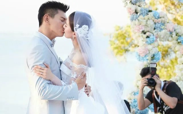 陈小春怀旧，黄晓明奢华，明星结婚请帖都如何设计？