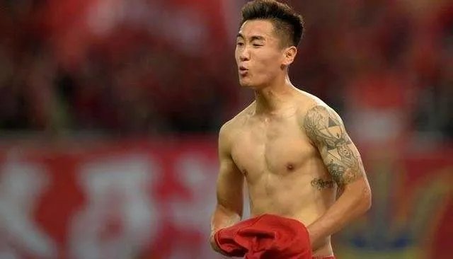 韦世豪脱衣庆祝晒肌肉，有球迷说：没纹身的话打满分，你怎么看？