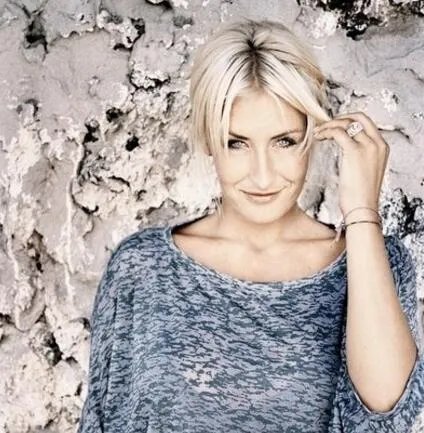 莎拉寇娜现在老公是谁 娜娜七年来首唱《最后一支舞》