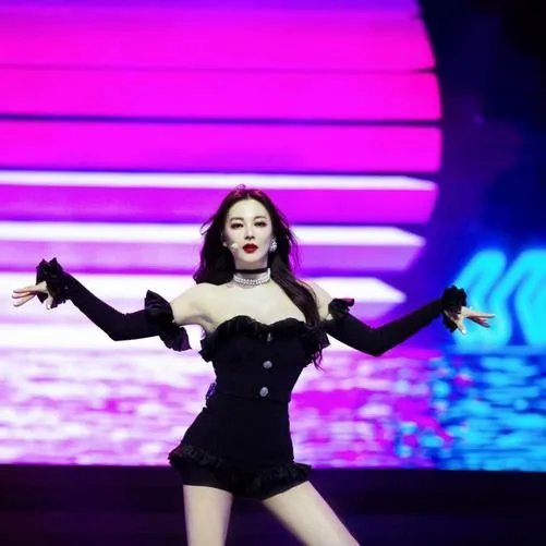 张雨绮光脚跳屋顶着火，造型是否与韩团的造型相似？