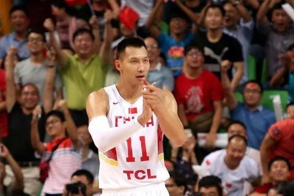 为什么易建联比赛时总是双手扣篮？