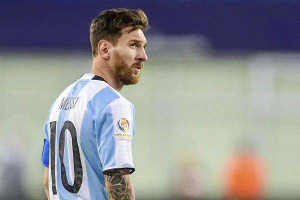 你知道梅西共获得过几次世界足球先生的奖项吗？