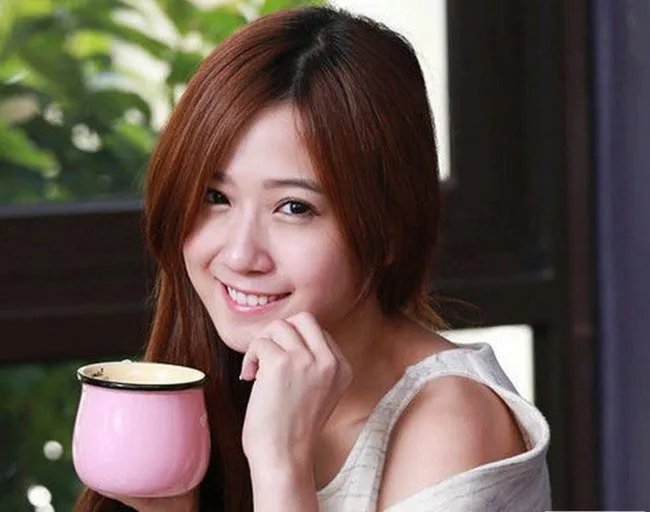 方志友热舞上衣脱落胸 被赞货真价实F罩杯