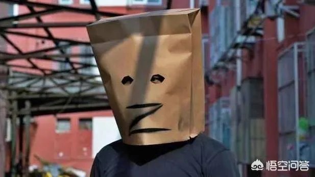 如何看待小智回应“给王思聪跪下一个小时”的传言，并且直播间爆粗口怒喷王思聪？