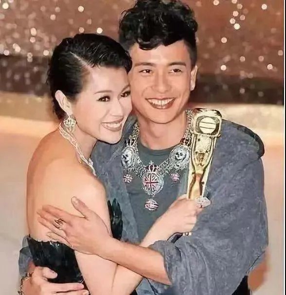 分手多年了，却还是会被张翰郑爽的爱情甜到，你怎么看？