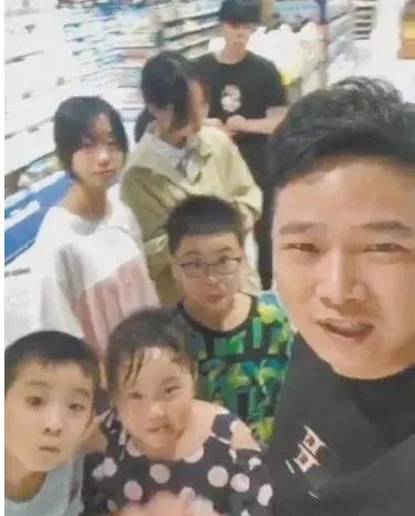 宇宙最强舅舅带16个娃，其每天的开销是否巨大呢？