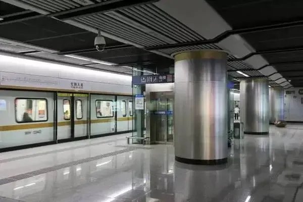 在武汉地铁车厢里，黑衣男子突然抱起女孩往外跑！此男子为何会这么做？