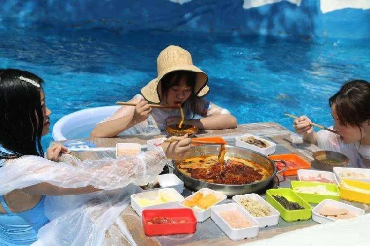 如何看待重庆游客坐冰桶里吃火锅这件事？