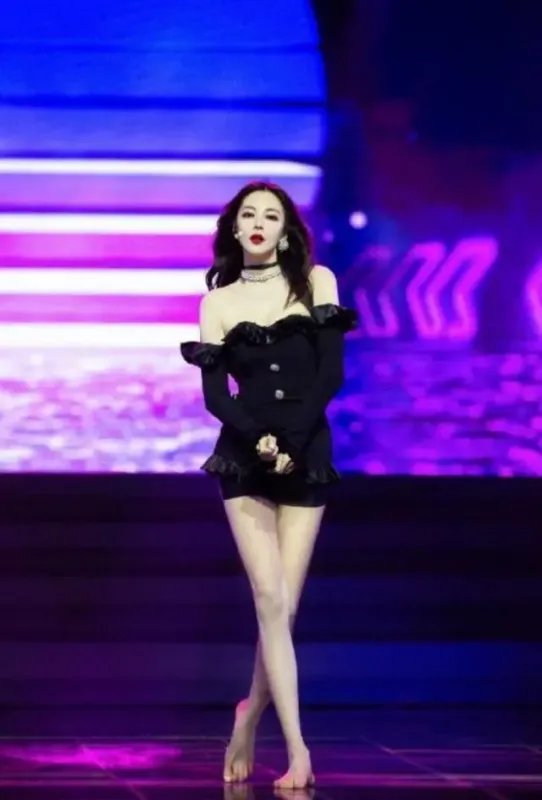 张雨绮光脚跳屋顶着火，造型是否与韩团的造型相似？