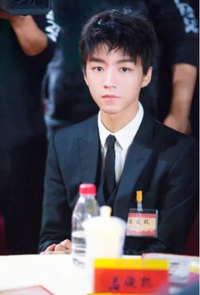 吴京也来蹭王俊凯热度什么情况？