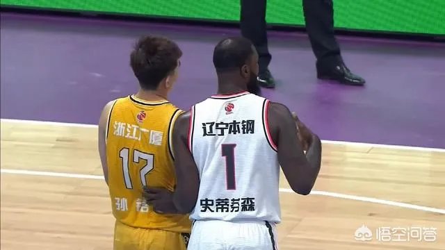 CBA第二轮，史蒂芬森一攻一防让孙铭徽领到一个技犯一个违体犯规，当时发生了什么？