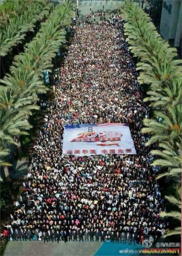 中国7000人旅行团“占领”洛杉矶齐唱国歌！