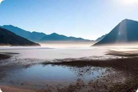 节俭的反义词是什么？