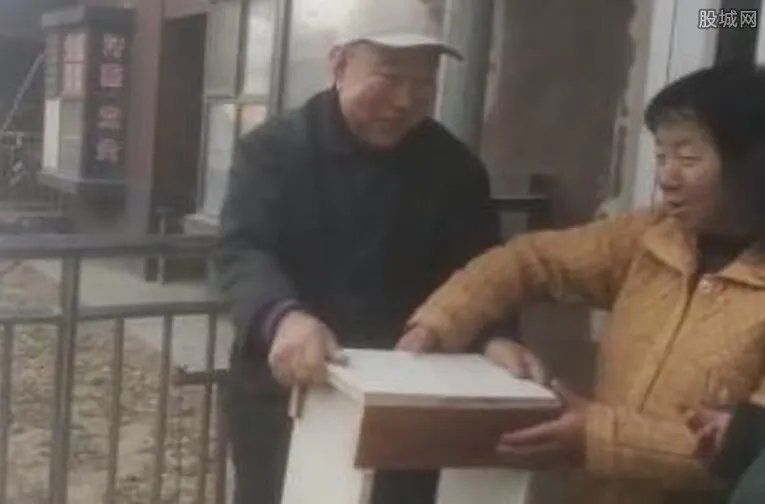 大爷制作共享板凳 上千个板凳免费给居民坐不收钱