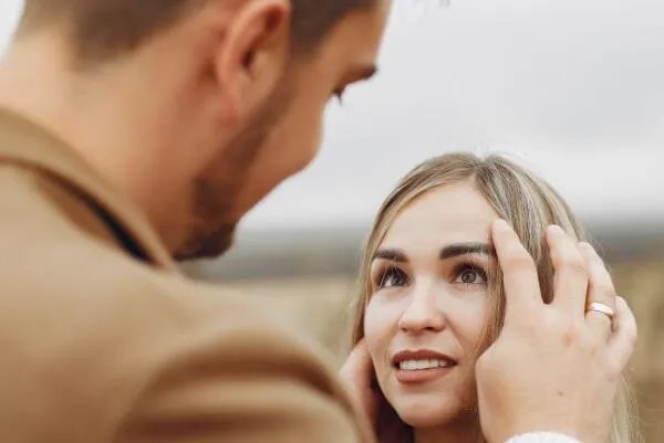 男生其实已经暗示了喜欢你：五种方式判断(行动说明一切)