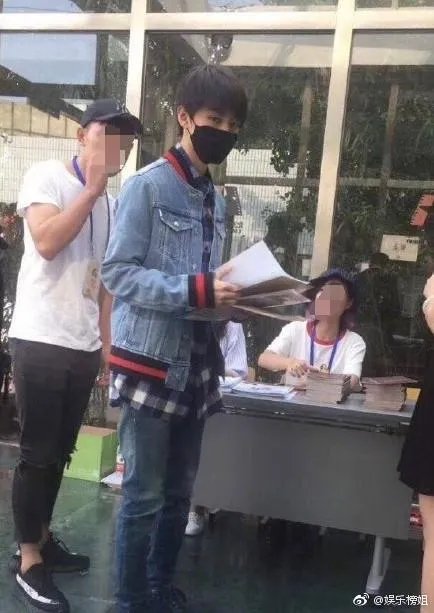 网红蹭热点，拍王俊凯寝室的床，并合影，你这么看？