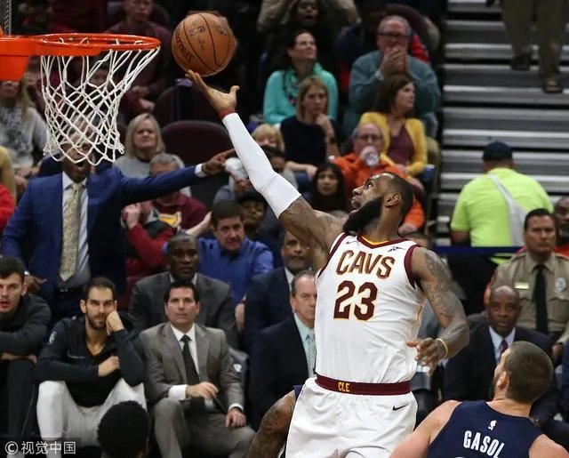 十连胜的骑士和十连败的灰熊相遇，擦出了怎样的火花？