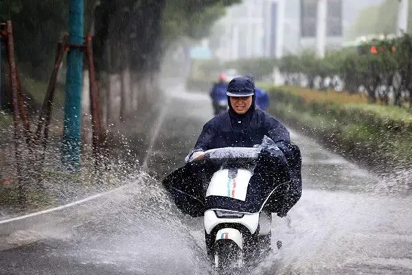 北京市发布暴雨蓝色预警，需要做好哪些防范工作？你那里雨下的大吗？