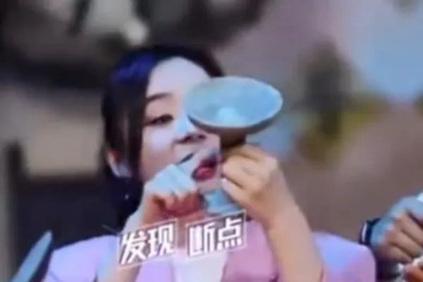 袁姗姗捏坏文物遭全网黑，无所谓的样子，她难道对文物没有丝毫的敬畏心吗？