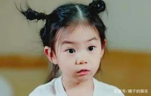 戚薇女儿为啥总是扎俩丸子头？看到她散头发照片后，瞬间懂了！这是为何？