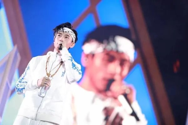 魏晨是如何回应职业歌手不假唱事件的？