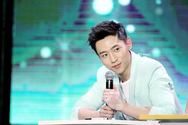 魏晨是如何回应职业歌手不假唱事件的？