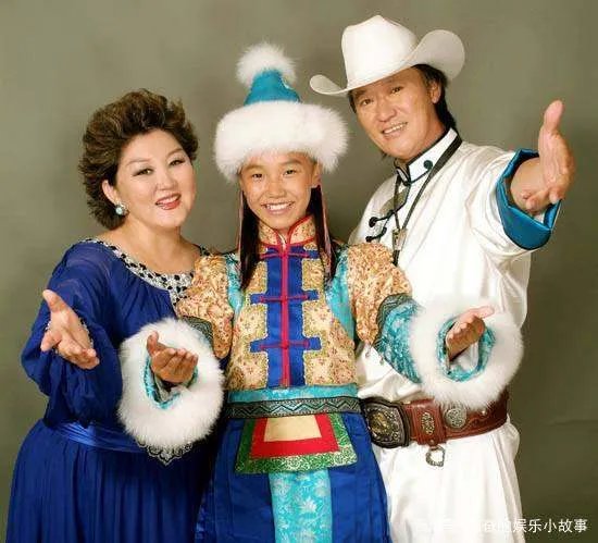 吉祥三宝中，爸爸去世，妈妈隐退，女儿如今怎么样了？