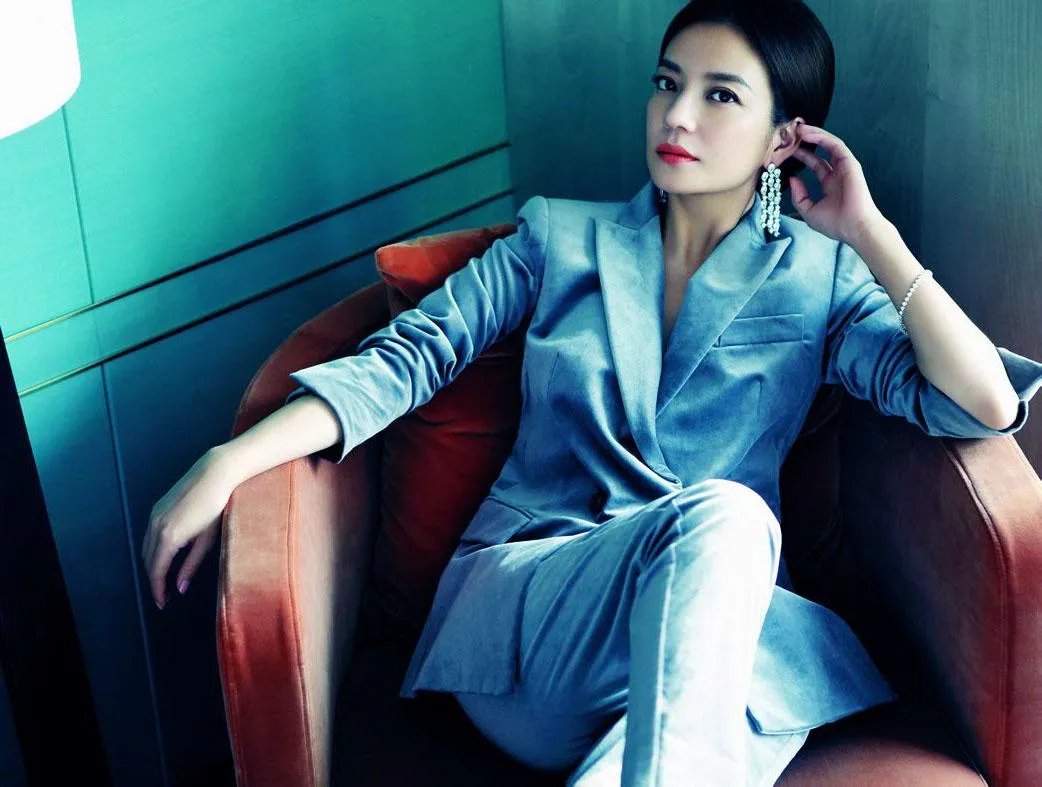 赵薇深夜与异性单独喝酒，合影亲密配文伤感，她本人的婚姻状态如何？