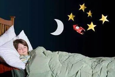 老人晚上睡觉打人而且不说话只是嗷嗷的叫，这是怎么回事？