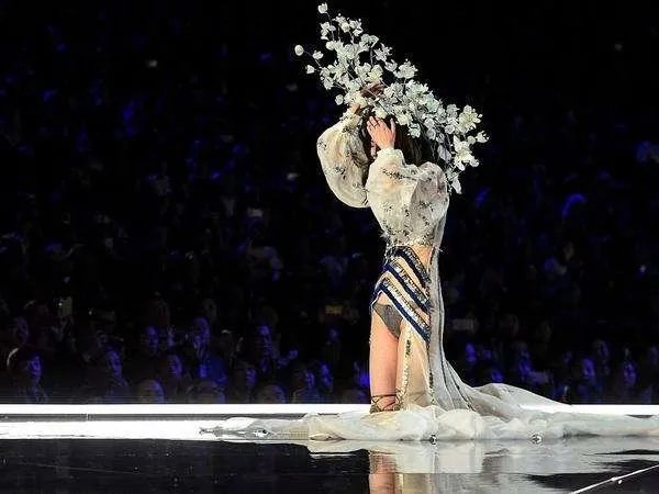 2017维秘秀奚梦瑶摔倒,你怎么看?