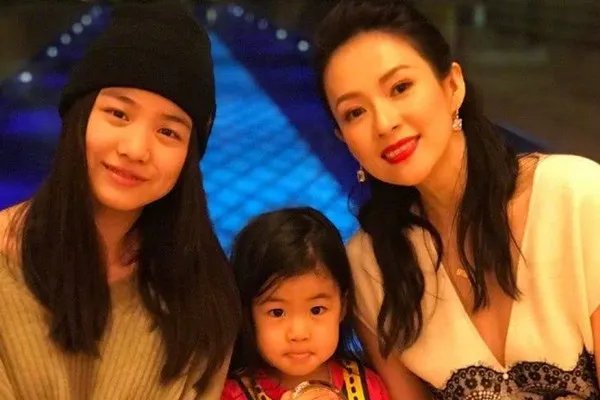 章子怡汪峰为大女儿庆生，为何网友却在讨论前妻葛荟婕？