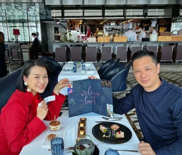 胡杏儿晒夫妻合照，无滤镜白发抢镜，他们的状态如何？