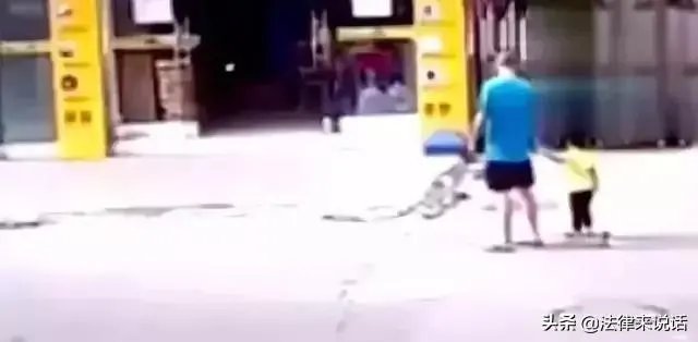 女性一个人带孩子上街，碰到人贩子明抢，人贩子对周围人喊：“我们是一家的，你们谁都别管这事”，该怎么办？