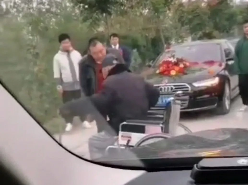 对于老人组团坐轮椅拦婚车要钱这一现象，你怎么看？