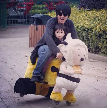 韩寒晒小野可爱婴儿照 大眼睛水汪汪肉嘟嘟小脸萌态十足