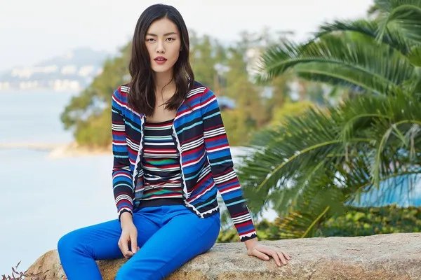 刘雯裸色水钻裙配西装，怎样像她一样帅气又优雅？