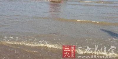 游泳准备 游泳池这个洞千万小心有人小肠被吸出