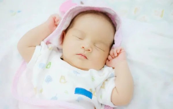 在宝宝睡觉的时候，出现哪种情况是孩子不舒服的意思？