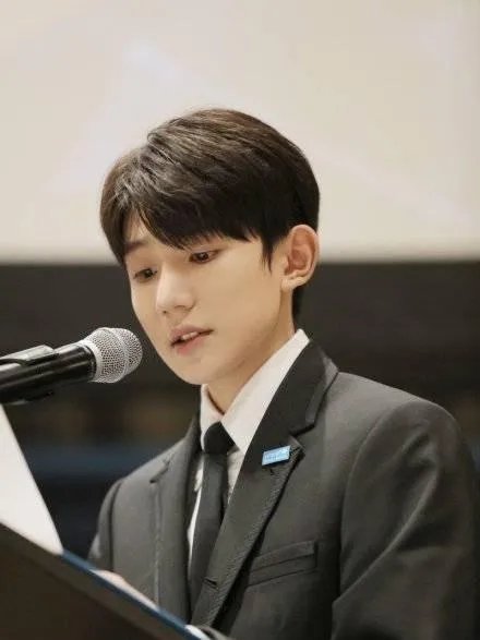 王源被写进了政治课本,却因为违反交规而道歉,到底怎么回事?